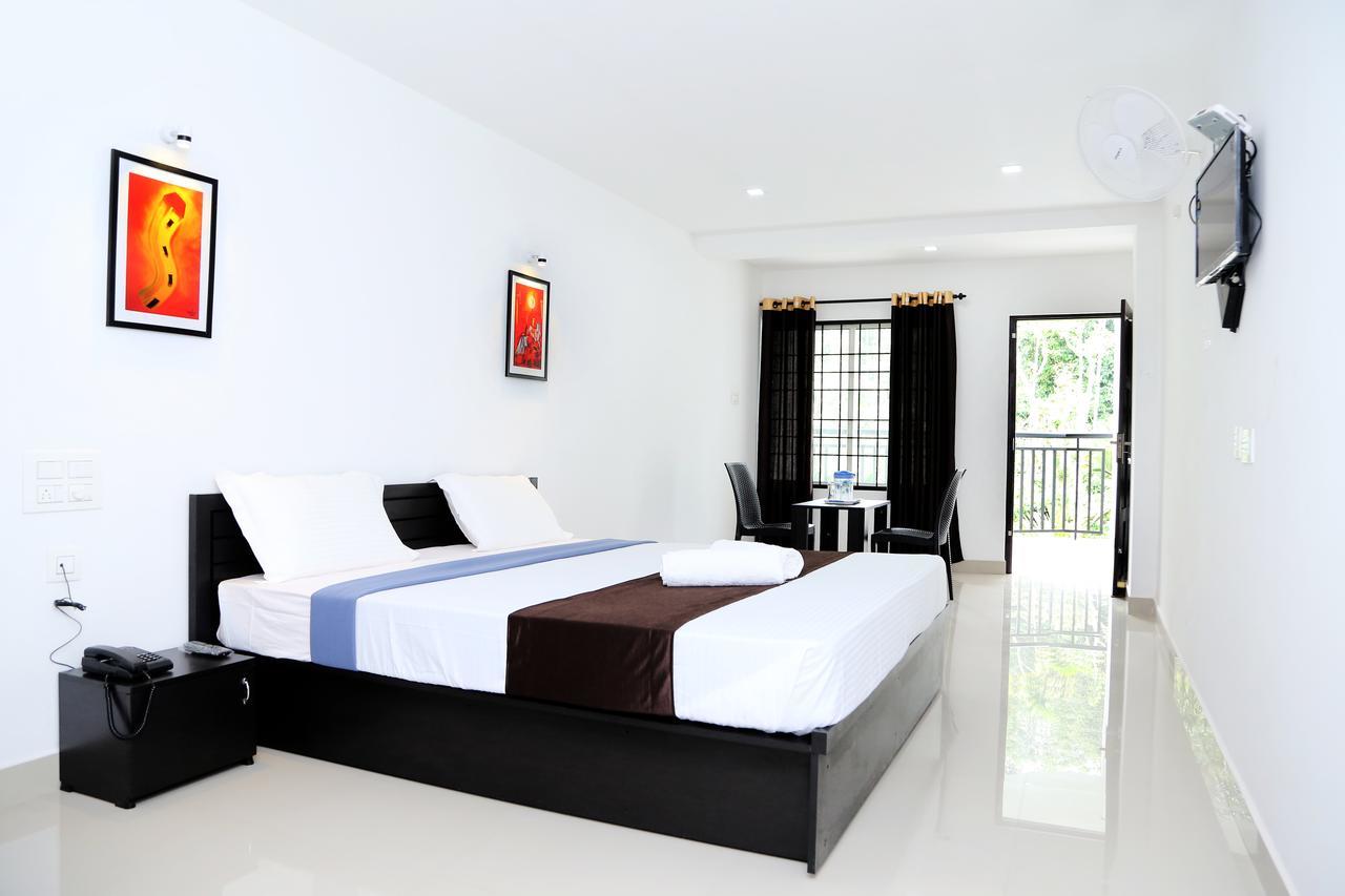 Highland Bristo Hotel Kalpatta Buitenkant foto