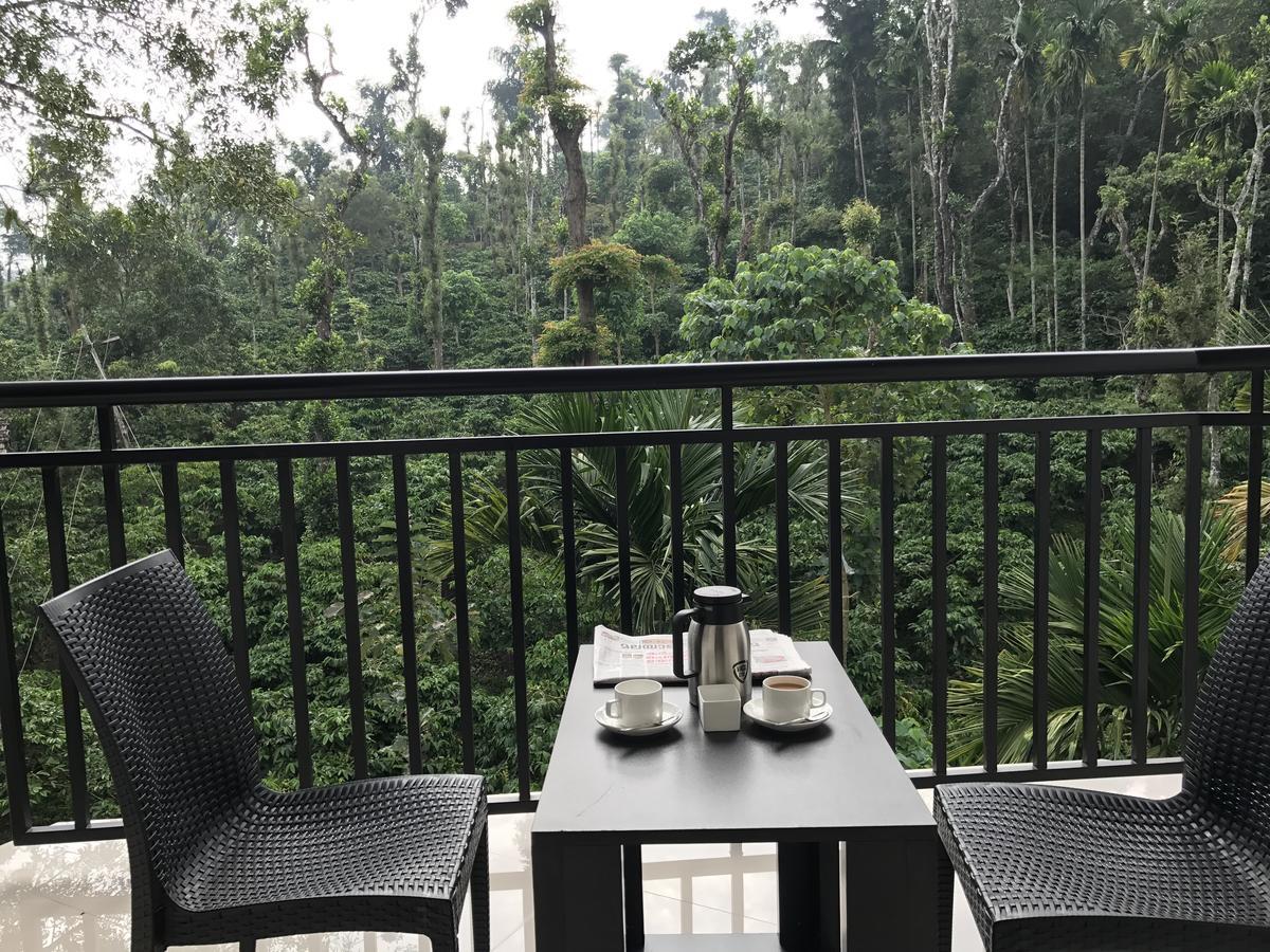 Highland Bristo Hotel Kalpatta Buitenkant foto